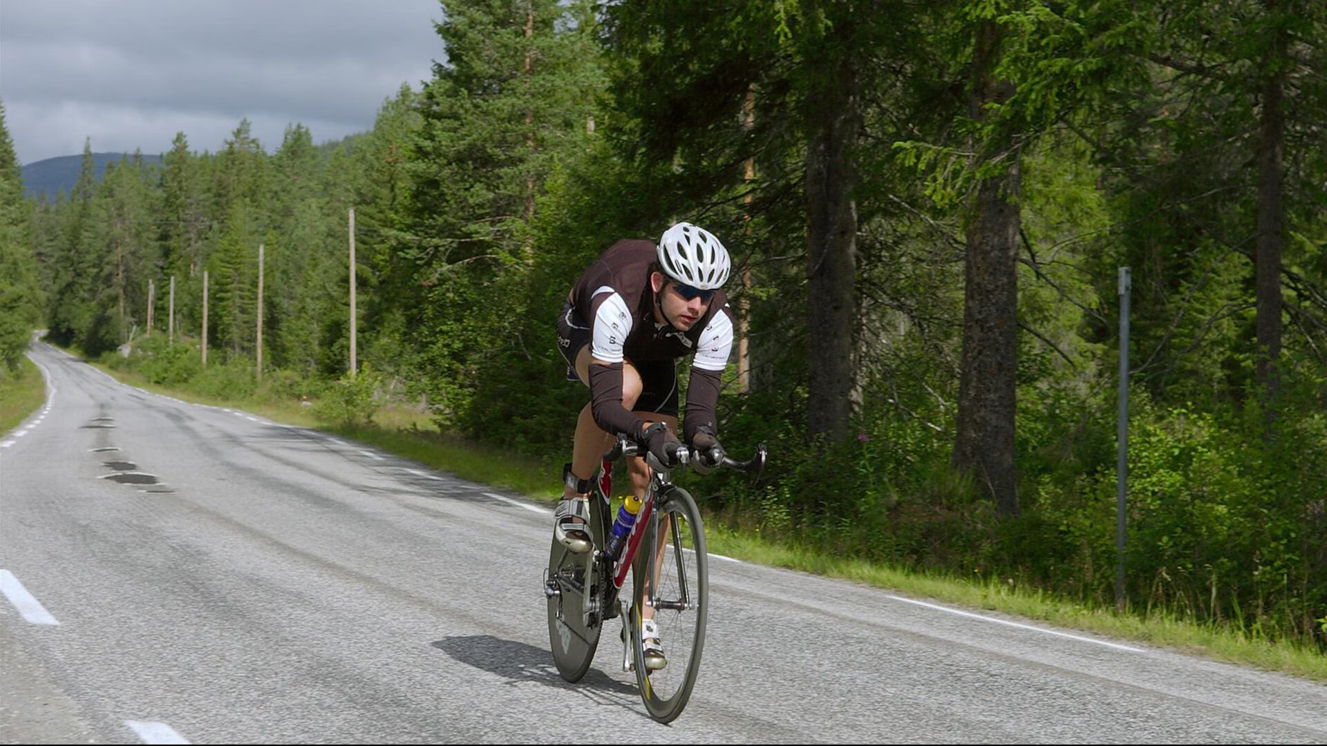MK手机客户端-“快艇冲浪：东三叉湖赛场迎来极限水上运动的热潮”